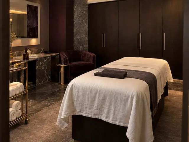 Koyu ahşap dolaplı odada hazırlanmış masaj masası — Karaköy, Masaj Salonun